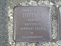 der Stolperstein für Levi Levi vor dem Haus Wiegelsweg 2 in der Friedrich-Ebert-Straße in Treysa