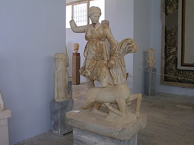 Μαρμάρινο άγαλμα της Αρτέμιδος στο Αρχαιολογικό Μουσείο Δήλου.