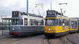 2G 586 (gerestaureerd) en 7G 724 bij station Sloterdijk op de afscheidsdag in maart 2004.