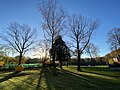 Blick auf alle drei Skulpturen im Anstaltsfriedhof