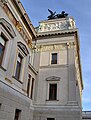 Mehrfarbiges Fries (rot-gold) beim heutigen Leopold-Gratz-Platz