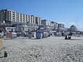 Borkum: Hauptstrand mit Kurhalle am Meer