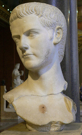 Buste van Gaius Caligula met een baard als teken van rouw om zijn zus Julia Drusilla. (39-41 n.Chr.,Louvre, Ma 1234)