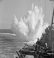 Detonation einer Wasserbombe geworfen vom britischen Schiff HMS Ceylon (5. Januar 1944).