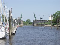 Schwingesperrwerk bei Niedrigwasser, Blick in Richtung Schwingemündung