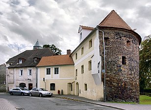 Häusergruppe mit dem Rundturm einer Bastei aus dem 13. bis 15. Jahrhundert