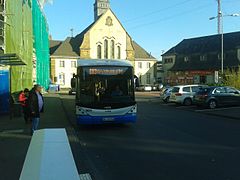 O-Bus mit abgezogenen Stromabnehmern am Bahnhof Vohwinkel