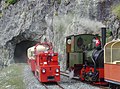 Dampflok «Liseli» kreuzt in der Ausweichstation Nr. 2 einen Gegenzug mit Akku-Lok Nr. 7