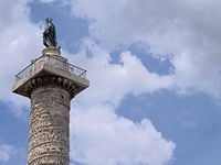 La statua bronzea con San Paolo posta sulla sommità della colonna dal 1589