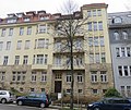 Mietshaus in geschlossener Bebauung mit Vorgarten (bauliche Einheit mit Nr. 57)