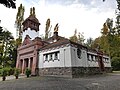 Friedhofskapelle, Friedhofstor, Grabmäler, Grabfeld für Opfer des Zweiten Weltkrieges sowie Friedhofsgestaltung mit Wegen, Alleen, Heckenpflanzungen, Büschen und Großgrün (Einzeldenkmale der Sachgesamtheit 09232602)