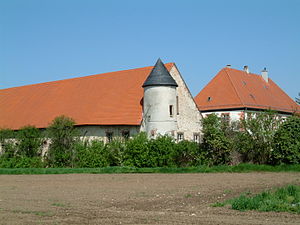 Ansicht aus Südosten: Hofgut mit den Resten des Bischöflichen Schlosses (vorne in der Mitte der runde Diebsturm, rechts das Amtshaus)