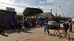 Hauptstraße (Nyambai Road) im Zentrum von Brikama