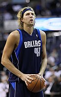 Dirk Nowitzki (solda), Becky Hammon (sağda) ve Kenny Smith Takım şut yarışmasını kazandılar.