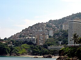 Zicht vanop het strand van Leblon op Vidigal, het gebouw rechts op de voorgrond is het Sheraton luxehotel dat op de grens van Leblon en Vidigal gelegen is.