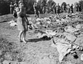 Deutsche Frau in Nammering beim Anblick von exhumierten Opfern des Evakuierungszuges