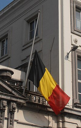 Belgische vlag hangt halfstok als symbool van nationale rouw