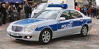 Niedersächsischer Streifenwagen in blau-silberner Farbgebung