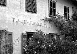 Rumah di kota Gorizia dengan tulisan "di sini adalah Yugoslavia", berasal dari periode 1945–1947