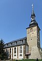 Kirche mit Ausstattung und Friedhof mit Kriegerdenkmal und historischen Grabsteinen