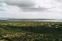 Zicht op Kralendijk met op de achtergrond Klein Bonaire