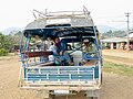 Laos Songthaews sind Pickup Trucks, die mit zwei Holzbänken bestückt sind. Sie werden sowohl für den Nahverkehr als auch für Überlandfahrten genutzt