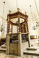 Synagoge in Ansbach, zentrale Bima mit achteckiger Steinbrüstung und acht gedrehten marmorierten Holzsäulen
