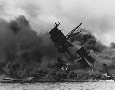 USS Arizona Japonların Pearl Harbor saldırısından sonra yanarken. Yangın iki gün sürmüştür. Yangınına neden olan patlamanın kaynağı hakkındaki tartışmalar bugün bile devam etmektedir. (Üreten: Bilinmiyor)