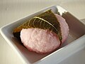 Sakuramochi, variant van de mochi (kleefrijstcakeje), die bekleed wordt met een sakura-blad. Gegeten tijdens de hanami matsuri.