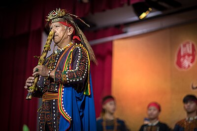 Seorang anggota suku Paiwan (salah satu penduduk asli Taiwan) sedang memainkan suling hidung