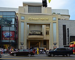 Neil Patrick Harris, Moderator der Verleihung (li) Das Dolby Theatre, Veranstaltungsort der Oscarverleihung 2015 (re)