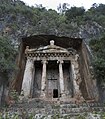 Telmessos'taki kaya mezarlarının yakından görünüşü