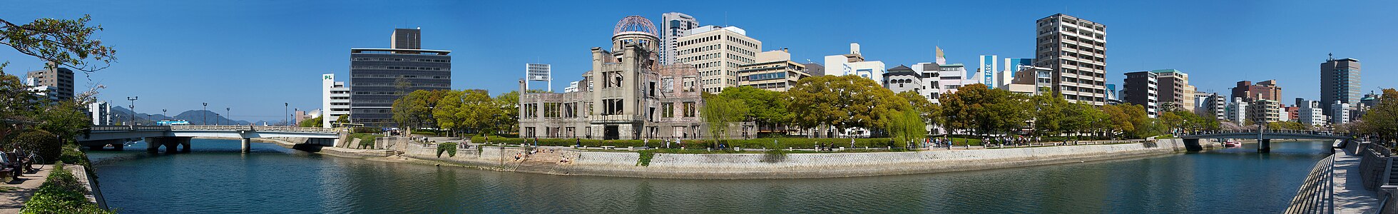 Hiroşima Barış Anıtı adıyla da bilinen Atom Bombası Kubbesi ve çevresinin panoramik manzarası.(Üreten:User:Deanpemberton)
