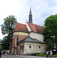 Widok kościoła od strony północnej, z ul. Grodzkiej. Widoczne gotyckie prezbiterium i zakrystia.