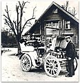 Der Unternehmer Gottlieb Suhner vor seinem Martini 20/24 HP (1903).