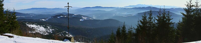 Panorama spod krzyża na Mogielicy