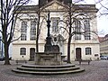 Rebekka-Brunnen und im Hintergrund die Dreikönigskirche