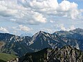 Der lange Südgrat (rechts im Bild) führt von Pertisau zur Seebergspitze (Bildmitte). Nach Norden (links im Bild) führt der Grat zur Seekarspitze