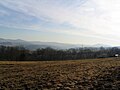 Weschnitzpluton-Hügel (Richtung Weinheim) vor Trommgranit-Granodiorit-Kette (Götzenstein) bis zum Rhyolith(Porphyr)-Wachenberg.