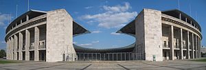 40. Platz: Asio otus mit Olympiastadion in Berlin: Blick auf das Marathontor mit Gedenktafeln.