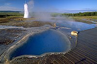 Hverinn Blesi í forgrunni og Strokkur í bakgrunni