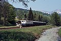 111 052 mit dem aus Eilzugwagen gebildeten Nahverkehrszug N 5509 in Bischofswiesen im Frühjahr 1981