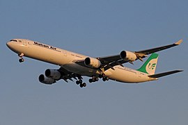 Airbus A340-600 linii Mahan Airlines lądujący w Porcie lotniczym Pekin