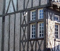 Casteljaloux, Detail: Ausfachung mit ornamental gesetzten „römisch“ flachen Ziegeln.