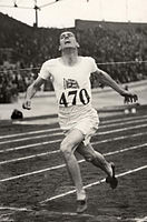 Olympiasieger Douglas Lowe beim Überqueren der Ziellinie