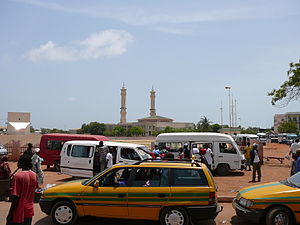 Die Rückseite der King Fahad Mosque mit dem Box Bar Stadium