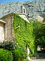 Kirche mit den Monts de Vaucluse im Hintergrund