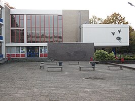 Hoofdgebouw van de school