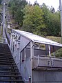 In der Talstation «Le Châtelard, Gare du Funiculaire». Der Blick ab Talstation zeigt den Beginn des bergwärts führenden Gleises, bis es in einem ersten Tunnel verschwindet. Es ist dies die weltsteilste Standseilbahn mit 2-Kabinen-Betrieb.