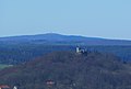 Blick aus Richtung Meiningen vorbei am Schloss Landsberg nach Nordwesten zum am Horizont befindlichen Pleß